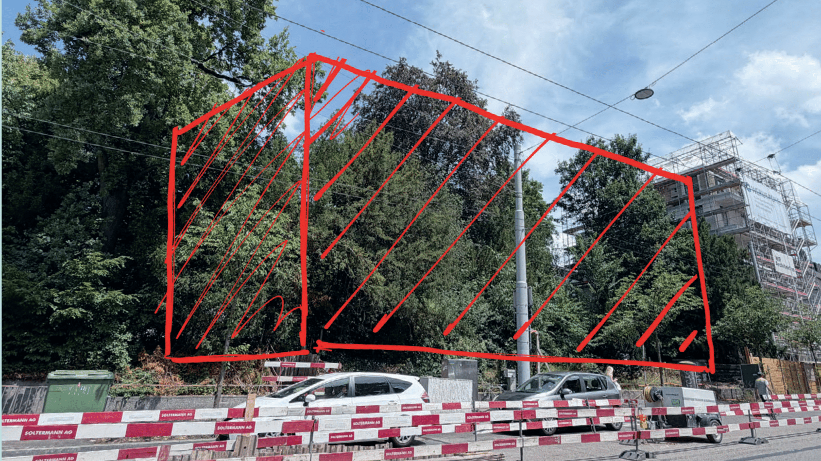 Zu sehen ist eine Fotomontage aus Sicht der Rotbuchstrasse, wo rot die Grösse des Neubaus eingezeichnet ist.