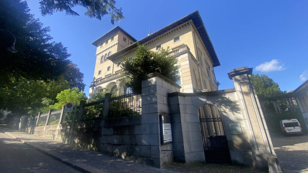 Zu sehen ist die Villa Tobler von aussen. Es ist ein prächtiger, alleinstehender Bau mit Türmchen und Balkonen.