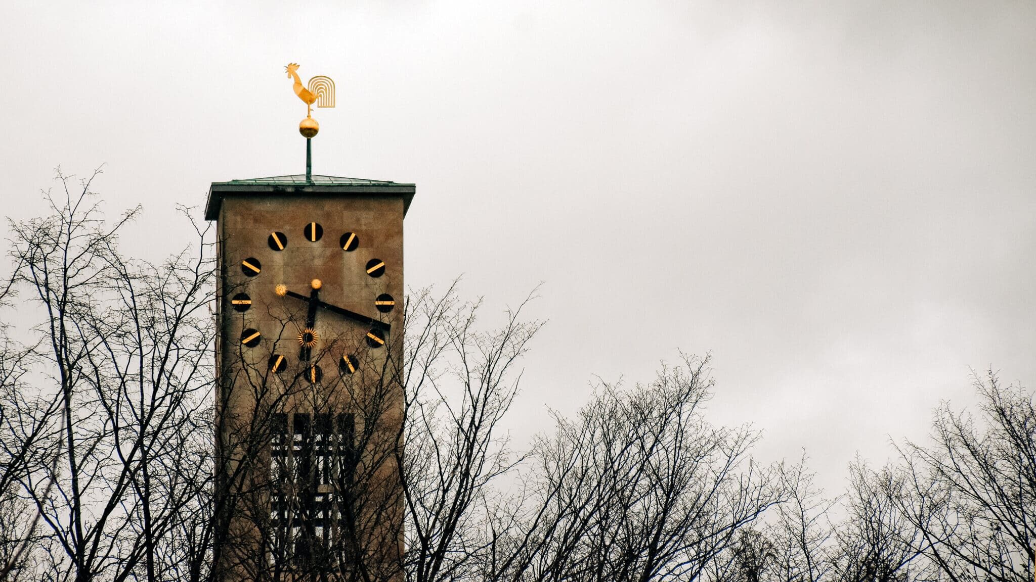 In herbstlicher Stimmung der Turm der Kirche auf der Egg mit dem grossen Zifferblatt und dem charakteristischen goldenen "Güggel" auf dem Flachdach.